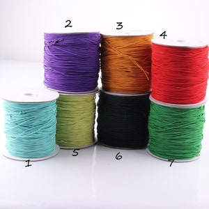 Puede incluir: Siete carretes de cordón elástico en diferentes colores: turquesa, verde, negro, naranja, morado, rojo y verde. Los carretes están etiquetados con los números del 1 al 7.