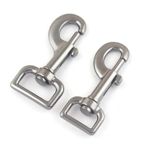 以下が含まれることがあります： 一方の端に長方形のループ、もう一方の端にフックが付いた、銀色の金属製の留め具が2つ。留め具は、リード、ストラップ、その他のアイテムを取り付けるために一般的に使用されます。