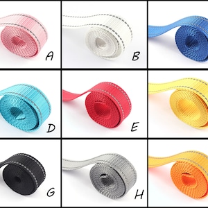 Puede incluir: Nueve rollos de cinta reflectante en varios colores, incluyendo rosa, blanco, azul, turquesa, rojo, amarillo, negro, gris y naranja. Cada rollo tiene una franja reflectante plateada.