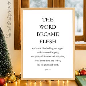 Op de afbeelding: Een ingelijste print met de tekst "THE WORD BECAME FLESH" in een minimalistische stijl. De print wordt weergegeven op een houten ezel, met een kerstboom en ornamenten op de achtergrond. De tekst komt uit Johannes 1:14.