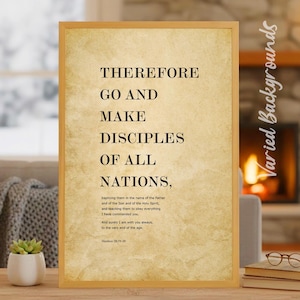 Könnte beinhalten: Gerahmter Druck mit dem Text "THEREFORE GO AND MAKE DISCIPLES OF ALL NATIONS". Der Druck hat eine Vintage-Papierstruktur und einen Holzrahmen. Ein Bibelvers ist enthalten.