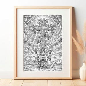 Può includere: Stampa artistica incorniciata in bianco e nero raffigurante una croce con viti, sullo sfondo di nuvole e raggi di sole. Il testo "Abide in Him" è visualizzato su uno striscione. L'opera è presentata in una cornice di legno.