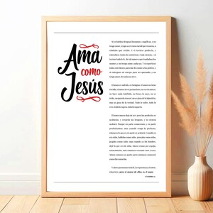Peut inclure: Impression encadrée avec l'inscription "Ama como Jesús" en noir et des ornements rouges. Le texte en espagnol est sur fond blanc, dans un cadre en bois clair, idéal pour la décoration intérieure.