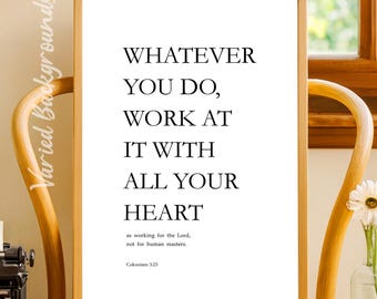 Puede incluir: Una impresión enmarcada con el texto "WHATEVER YOU DO, WORK AT IT WITH ALL YOUR HEART" en negro sobre un fondo blanco. La impresión está en un marco marrón claro y está apoyada en una silla de mimbre.