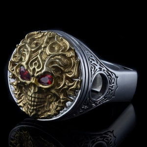 Anillo de calavera con pistón en llamas: joyería de motociclista plateada para hombre, accesorio de metal pesado de talla 13
