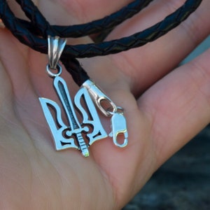 Elegante ciondolo Tryzub ucraino in argento con spada