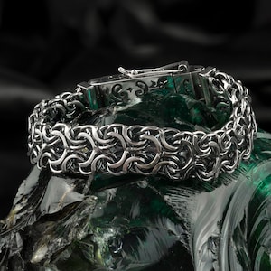Handgemaakte zware zilveren armband met doossluiting en sterlingkleurige details