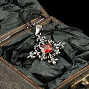 Elegante Colgante de Flor de Lis en Plata de Ley 925 con Diseño de Brújula de Lirio Heráldico