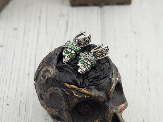 Orecchini con teschio in argento gotico con pietre preziose verdi Gioielli da donna - Italia