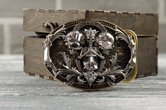 見ざる、聞かざる、言わざるのデザインが施された、純銀とジュエリー