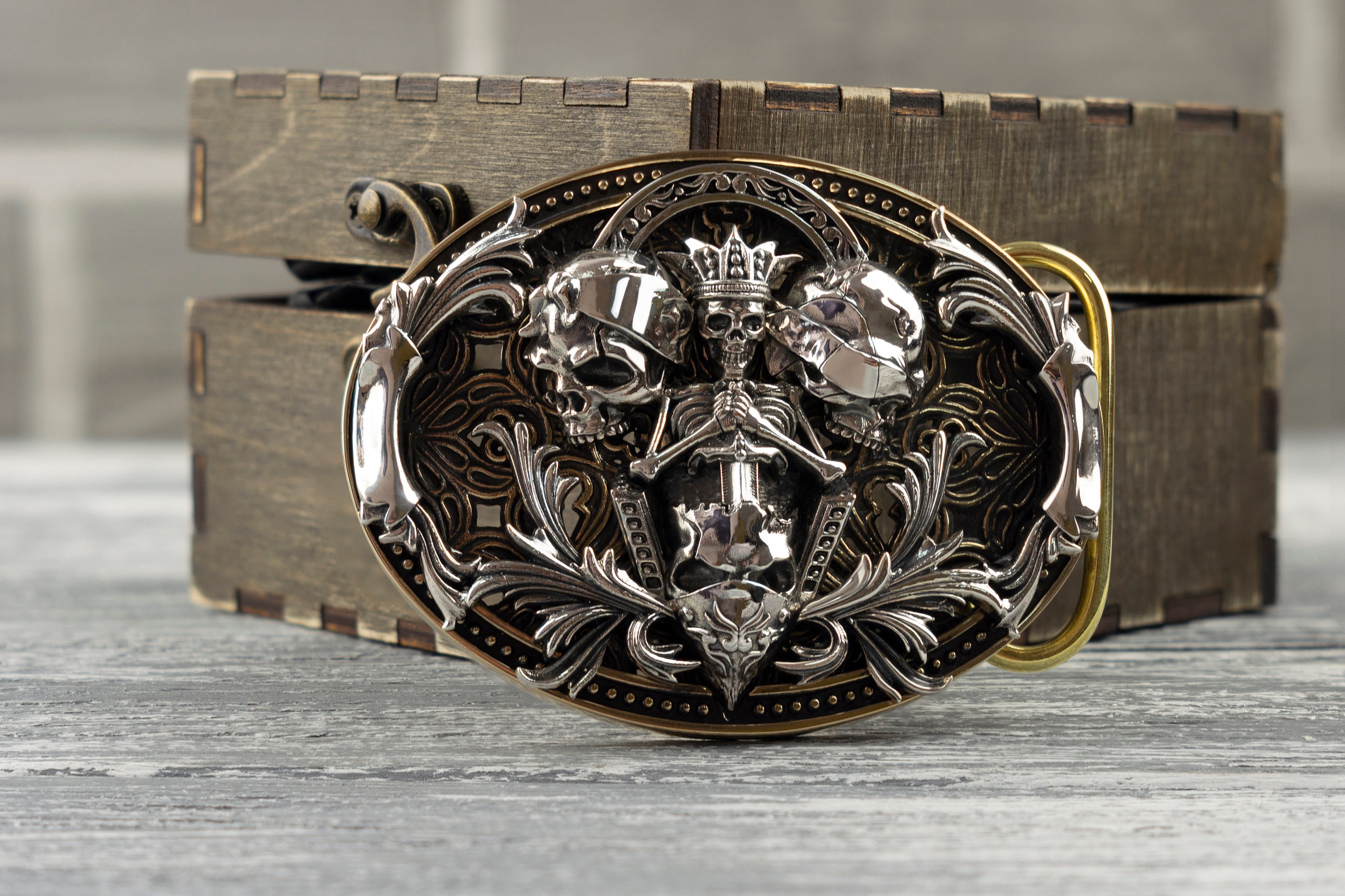 見ざる、聞かざる、言わざるのデザインが施された、純銀とジュエリー