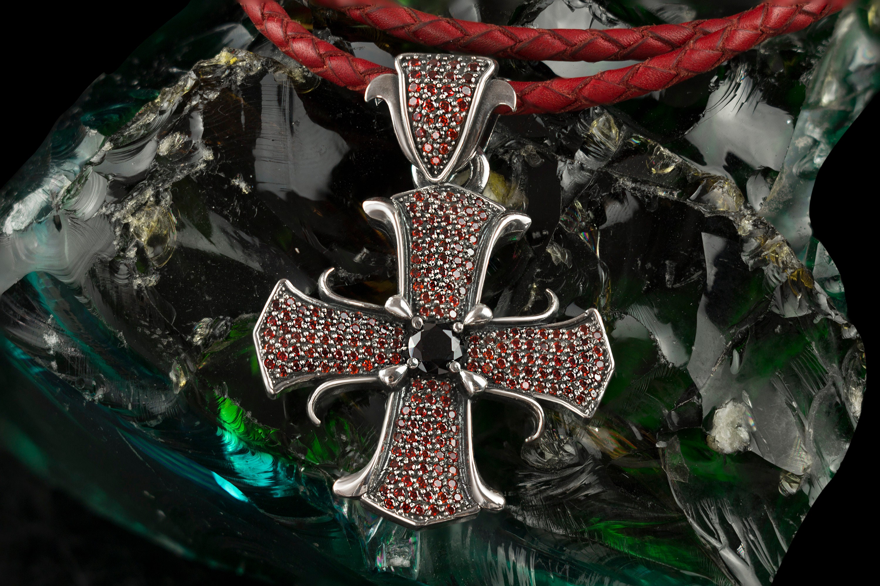 Ciondolo Croce Floreale Argento Sterling Con Granato Rosso &ndash; Giani Inspirations