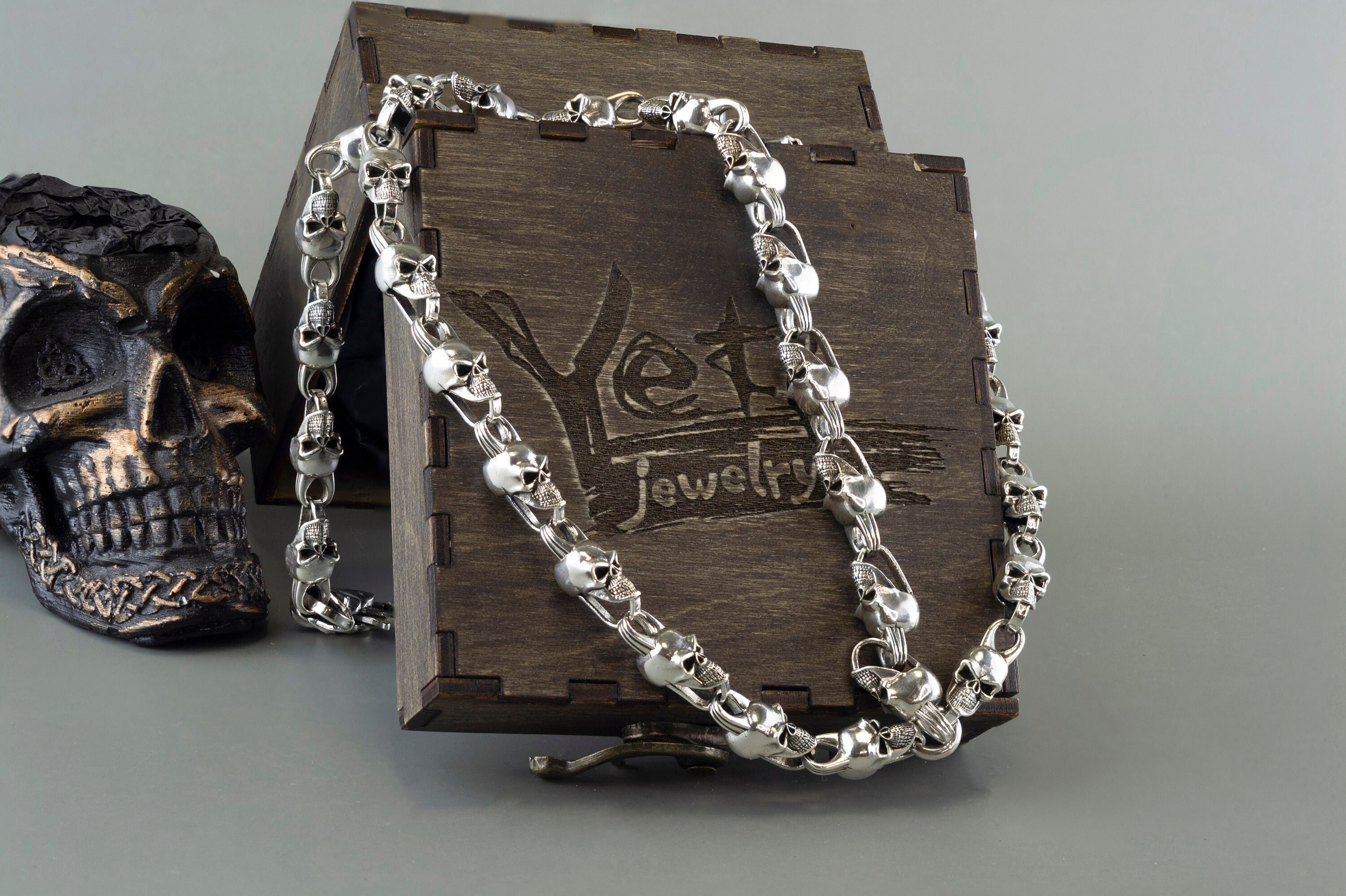 Infinity Link Wallet Chain w/ Multi Skull Motif Hook with Gold Alloy Skull - King Baby Studio
