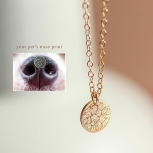 Collar con la huella de la nariz de perro: Joyería personalizada para recordar a tu mascota.