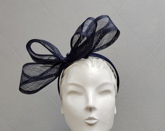 Marineblauer Fascinator-Stirnband mit Schleifen, Kopfschmuck für Hochzeitsgäste, Fascinator für Royal Ascot, Sinamay