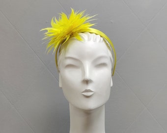 Fascinator di fiori di piume gialle fatto a mano per fascia per capelli per occasioni speciali per fascinator di nozze, gare di fascinator per feste in giardino