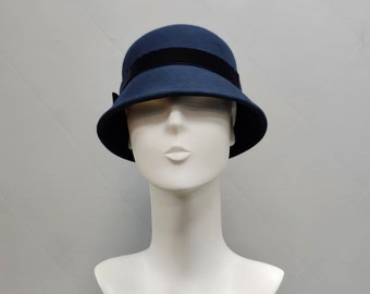 Chapeau cloche en feutre bleu fait main, chapeau style années 1920, chapeau à clapet fait main de chapellerie Great Gatsby, pour chapeau de mariage d'hiver bleu pétrole