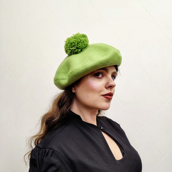 Béret en feutre de laine verte avec pompon, style français, bérets pour femme, fascinateur de béret, chapeau d'hiver, béret unique, chapeau d'automne