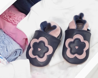 Dotty Fish Chaussures en Cuir Souple pour bébé et Tout-Petit Semelles antidérapantes en Daim. Jaune avec Une Fleur Blanche. 0-6 Mois (17 EU