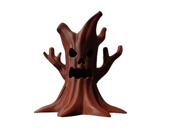 Può includere: Una scultura di albero marrone stilizzata con un volto scolpito, occhi vuoti e una bocca spalancata. L'albero ha rami tesi e un aspetto strutturato simile alla corteccia, perfetto per Halloween.