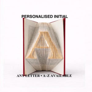Könnte beinhalten: Ein rotes Buch, dessen Seiten den Buchstaben "A" bilden. Der Text "PERSONALISED INITIAL" steht darüber, und "ANY LETTER • A-Z AVAILABLE" steht darunter.