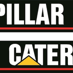 Könnte beinhalten: Schwarz-weißer Aufkleber mit dem Text "Caterpillar 50" in weißen Buchstaben auf schwarzem Hintergrund. Der Aufkleber ist zweimal wiederholt, einmal mit dem Text links und einmal mit dem Text rechts.