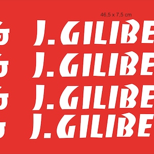 Könnte beinhalten: Vier weiße Vinyl-Aufkleber mit dem Text "J. GILIBERT" in einer fetten, stilisierten Schriftart. Die Aufkleber sind vertikal auf einem roten Hintergrund angeordnet. Die Aufkleber sind 46,5 cm x 7,5 cm groß.