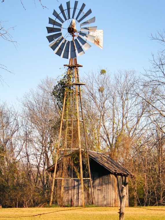 Antiguo molino de viento de madera