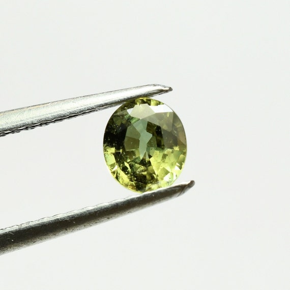 Saphir Vert-jaune Naturel D'Afrique 6x4.3mm 0.58 Carats - Traité Thermiquement, Rare