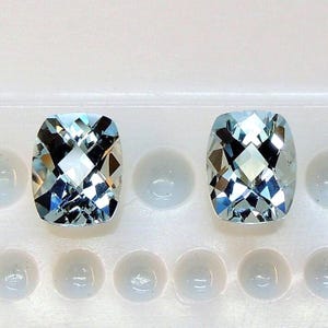 Este par de berilos alargados de color azul hielo, con talla cojín, miden 7,1 x 9,0 mm y pesan 3,74 quilates. imagen 1
