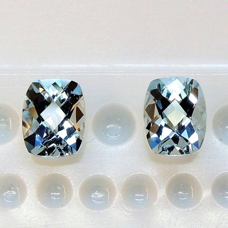 Este par de berilos alargados de color azul hielo, con talla cojín, miden 7,1 x 9,0 mm y pesan 3,74 quilates. imagen 1
