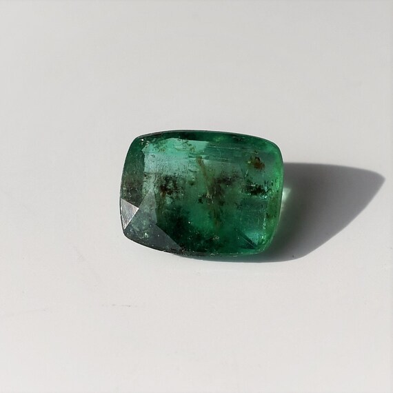 天然未処理のクッション エメラルド 8x6 mm、ガラス質の光沢を持つこの 