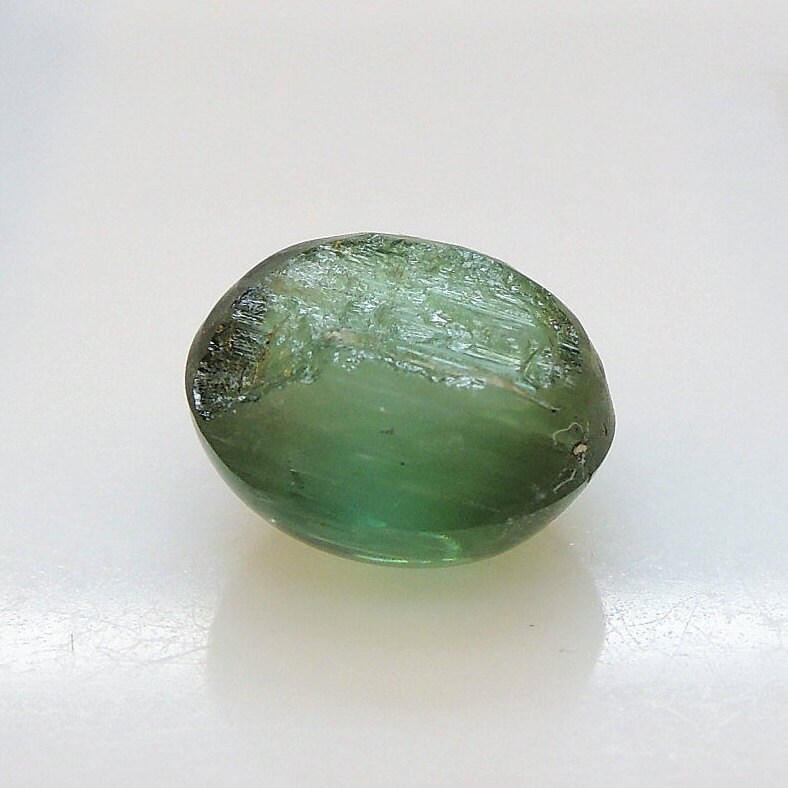 Cabochon Tourmaline Verte Oeil-de-Chat Du Brésil - 2,5 Carats, Neuf Sans Emballage