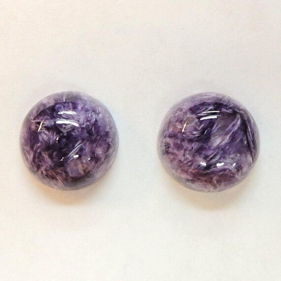 Charoïte paire rondes 11 mm, ces cabochons pourpres marbrés proviennent de Sibérie en Russie et pèsent 10.67 carats