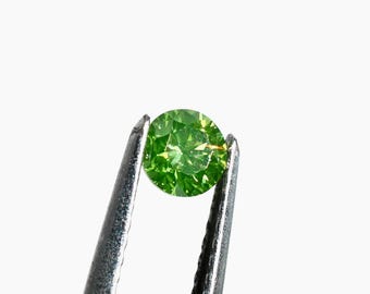 Diamante redondo verde lima irradiado, de 4,2 mm. Esta gema, con color realzado, pesa 0,33 quilates y presenta buena dispersión.