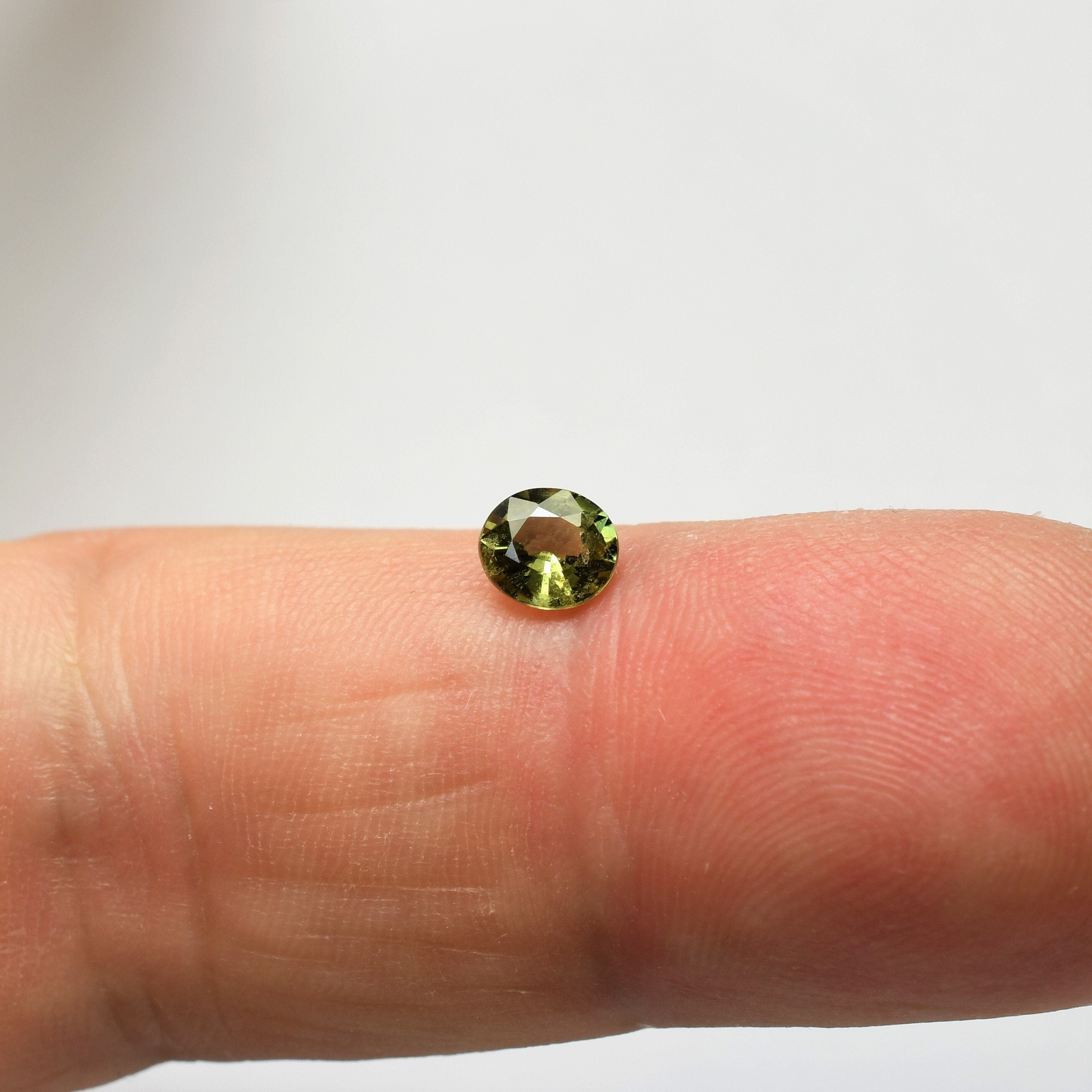 RARE !! SAPHIR VERT JAUNE D'AFRIQUE : 5.2 mm x 4 mm ★★ p305.185t | UK