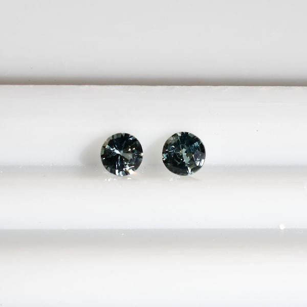 Saphir paire bleu vert sarcelle 3.5 mm rond, ce couple de petites pierres brillantes pèse 0.45 carat et provient d'Afrique