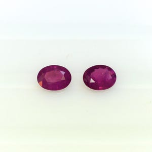 Petite paire de Rubis ovales rose lumineux, ces petits corindons du Viet Nam pèsent 0.61 carat.