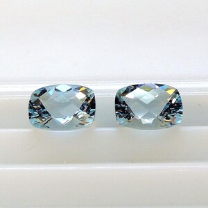 Este par de berilos alargados de color azul hielo, con talla cojín, miden 7,1 x 9,0 mm y pesan 3,74 quilates. imagen 5