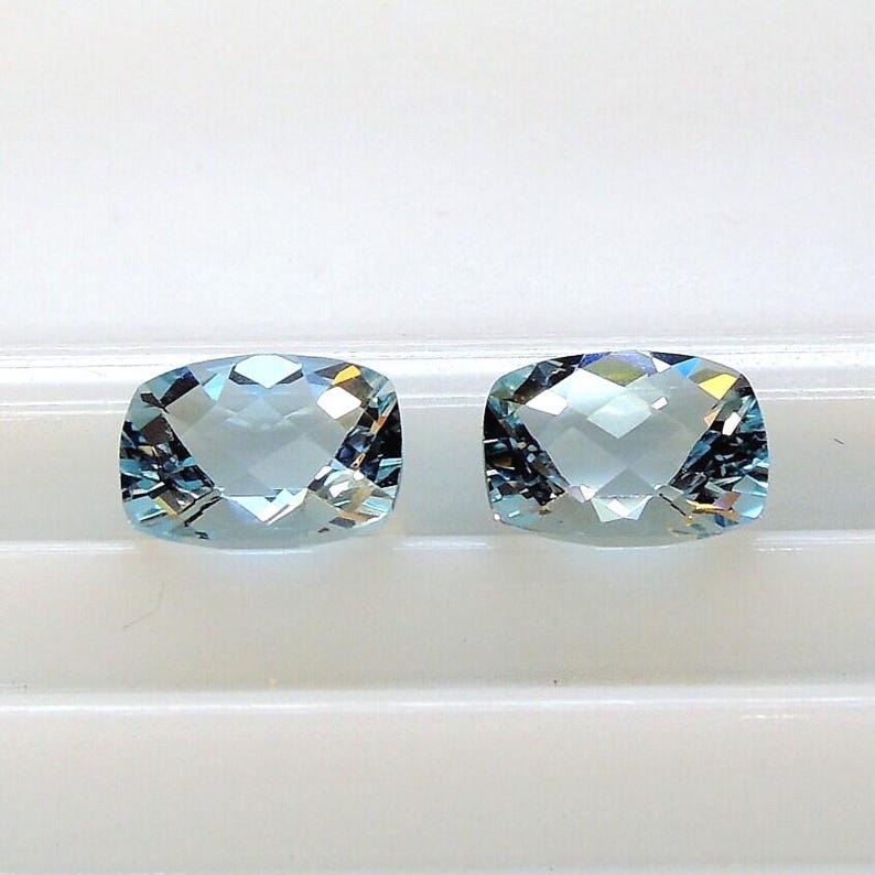 Este par de berilos alargados de color azul hielo, con talla cojín, miden 7,1 x 9,0 mm y pesan 3,74 quilates. imagen 5
