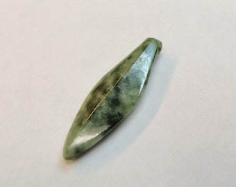 Guatemalan jadeite pierced and carved in spearhead, this spotted jade measures 12.3x40x4.5 mm and weighs 16.65 carats