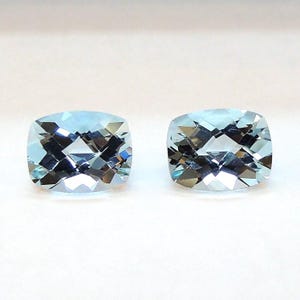 Este par de berilos alargados de color azul hielo, con talla cojín, miden 7,1 x 9,0 mm y pesan 3,74 quilates. imagen 6