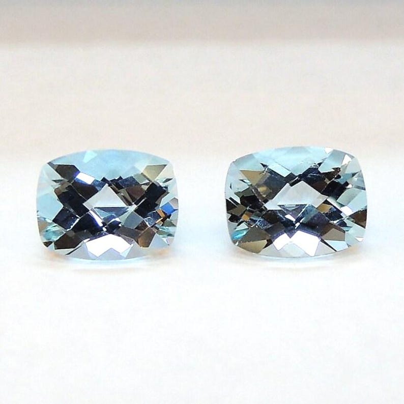 Este par de berilos alargados de color azul hielo, con talla cojín, miden 7,1 x 9,0 mm y pesan 3,74 quilates. imagen 6