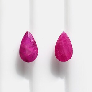 Paire de rubis roses lumineux poire - 8x5 mm, les corindons de cette paire sont translucides, inclus, semblables et pèsent 1.83 carat