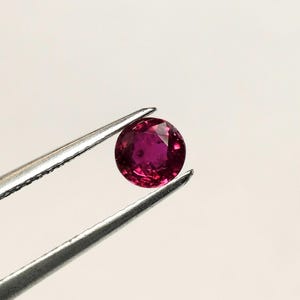 Cardinal red ruby 5 mm round, this transparent corundum from Africa weighs 0.56 carat