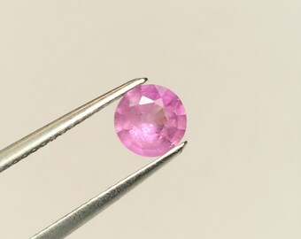 Round milky pink sapphire 5.7 mm, candy pink to old pink depending on the intensity of the light, this translucent African corundum weighs 0.79 carat