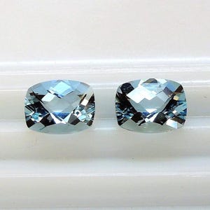 Este par de berilos alargados de color azul hielo, con talla cojín, miden 7,1 x 9,0 mm y pesan 3,74 quilates. imagen 4