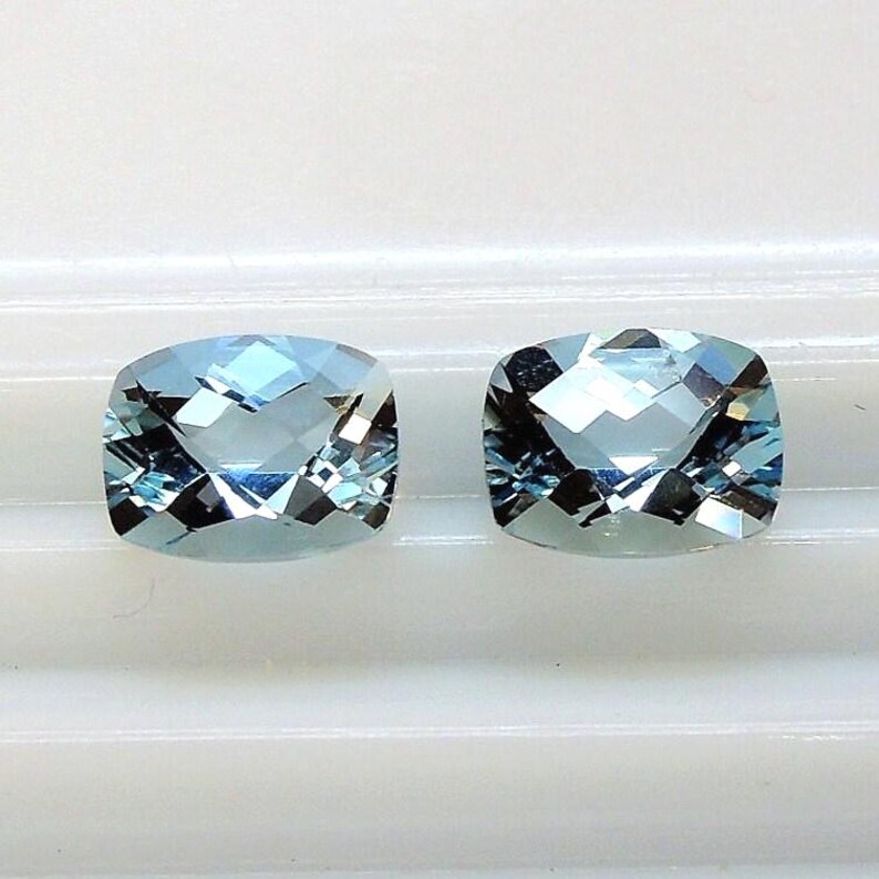 Este par de berilos alargados de color azul hielo, con talla cojín, miden 7,1 x 9,0 mm y pesan 3,74 quilates. imagen 4