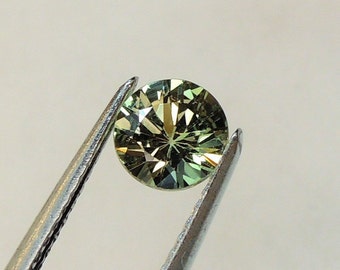 Bluish green sapphire 5.6 mm round, this brilliant stone weighs 0.83 carat and comes from Sri Lanka, Ceylon.