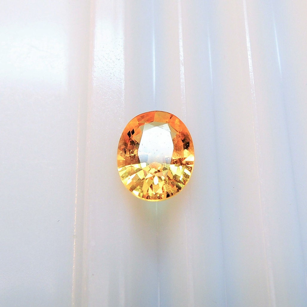 Saphir Orange De Madagascar Traité Au Béryllium - 6.3 X 5 Mm, 0.50 Carats - Rare